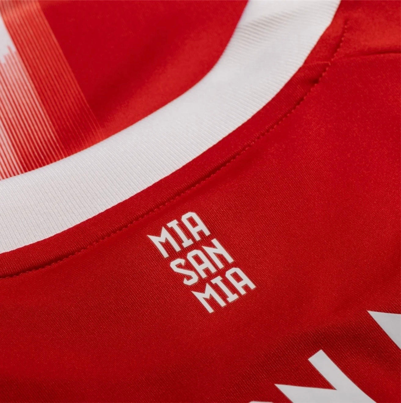 Men’s Bayern Munich
Long Sleeve Home Jersey Fan Version
